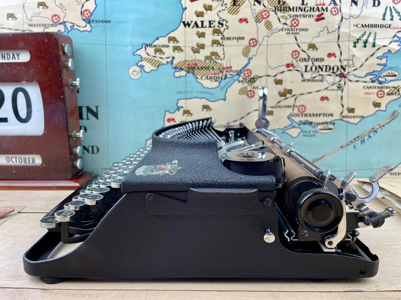 Typewriter, 1946 Imperial The Good Companion No 1