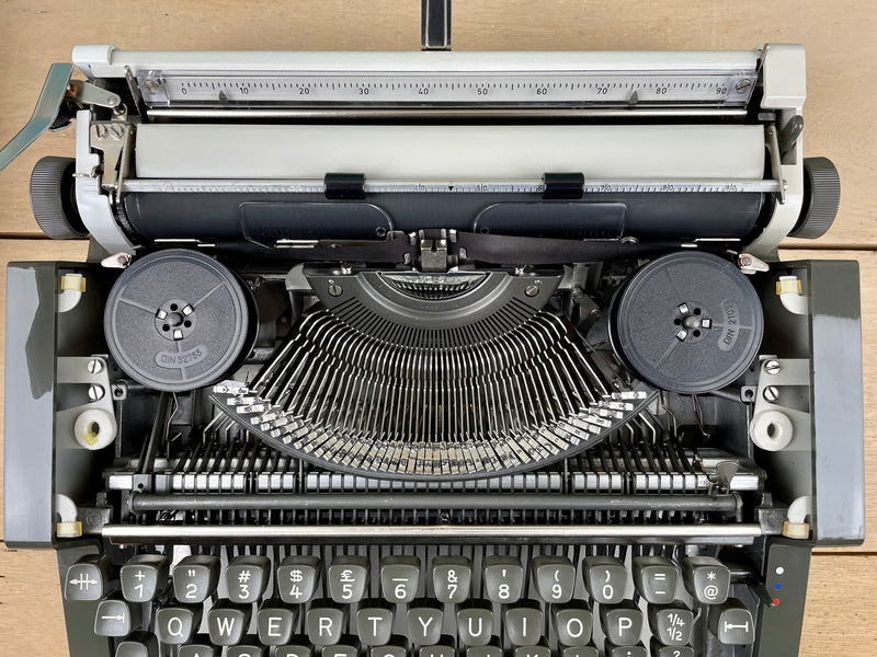 Typewriter, Olympia Traveller de Luxe S