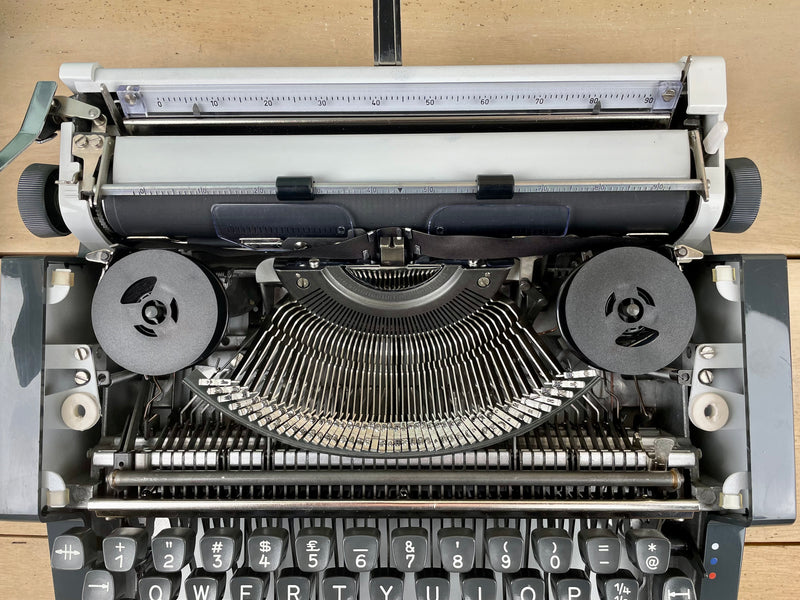 Typewriter, Olympia Traveller de Luxe S