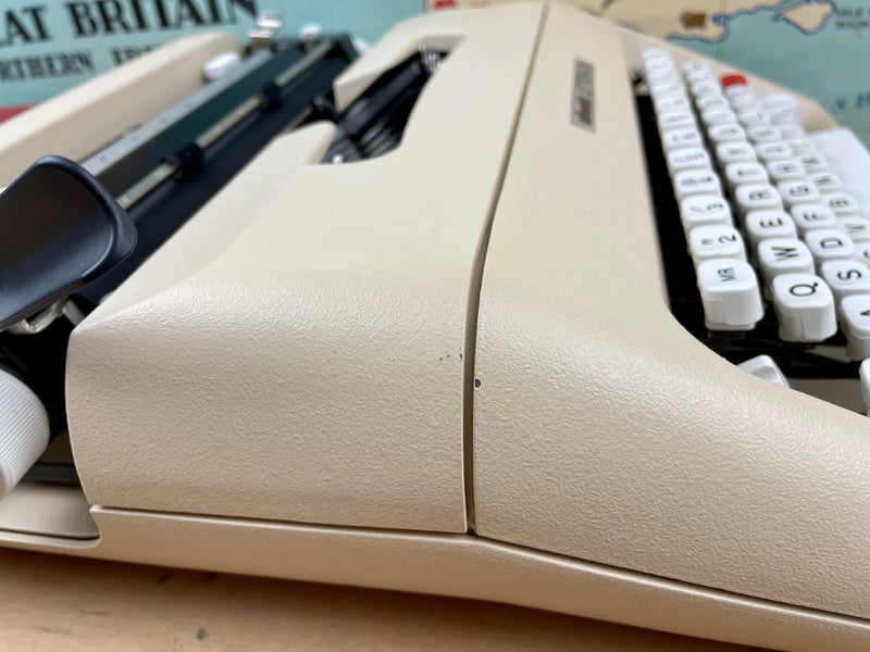 Typewriter, Olivetti Lettera 35