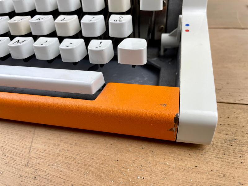 Typewriter, Orange Olympia Traveller de Luxe