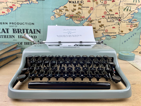 Typewriter, 1960 Olivetti Lettera 22 - No Carry Case