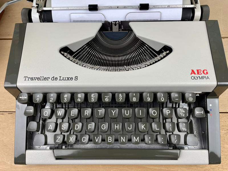 Typewriter, Olympia Traveller de Luxe S