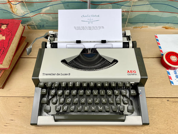 Olympia Traveller de Luxe S Typewriter