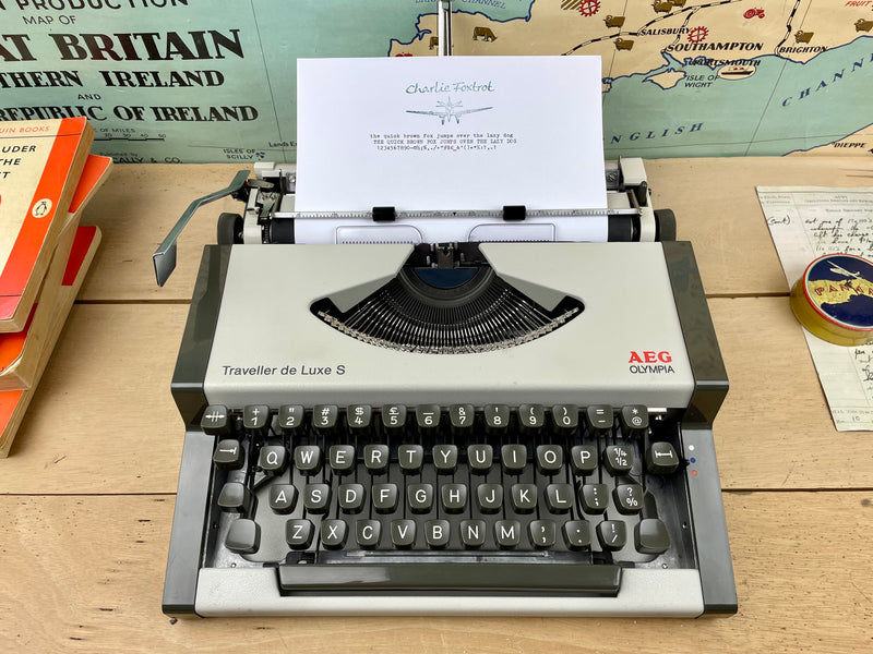 Olympia Traveller de Luxe S Typewriter