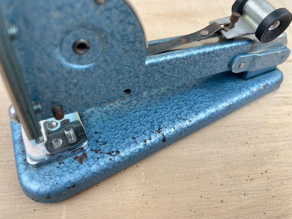 Vanguard Vintage Stapling Machine : Blue