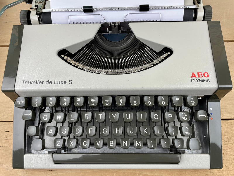 Typewriter, Olympia Traveller de Luxe S