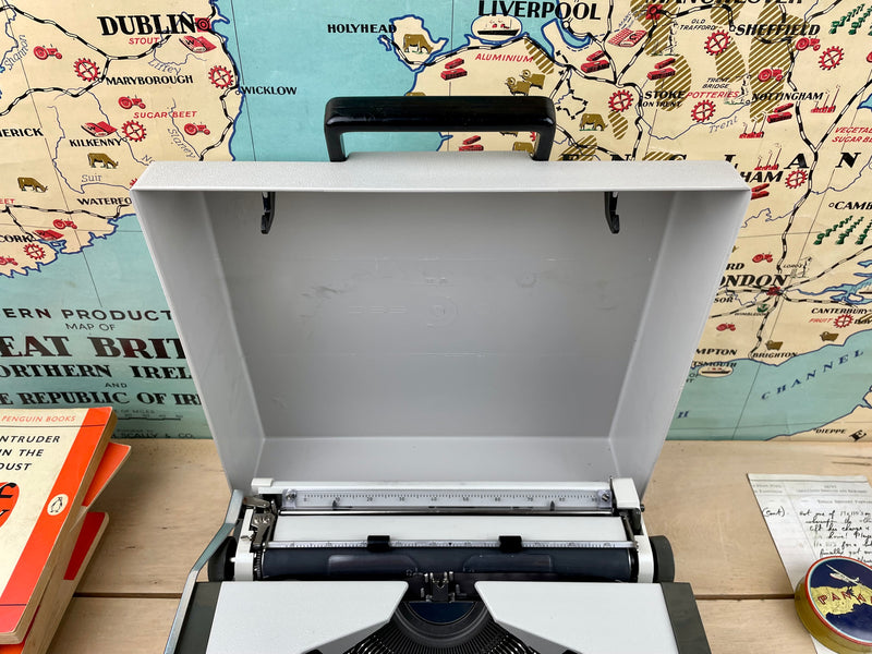 Typewriter, Olympia Traveller de Luxe S