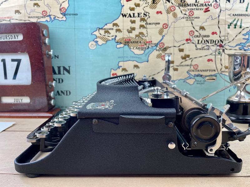 Typewriter, 1946 Imperial The Good Companion No 1
