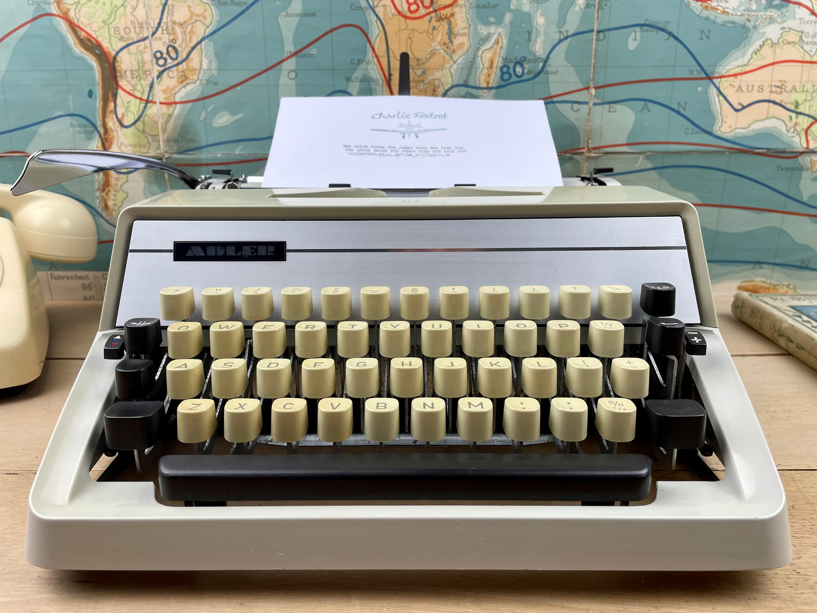 完動品　ADLER gabriele 25 タイプライター　QWERTZ配列 完動品 ADLER gabriele 25 タイプライター QWERTZ配列 - メルカリ