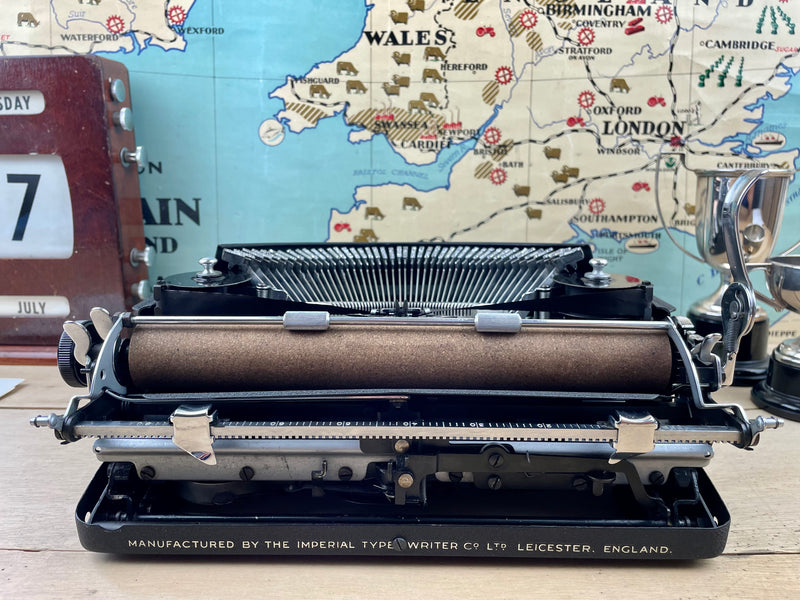 Typewriter, 1946 Imperial The Good Companion No 1