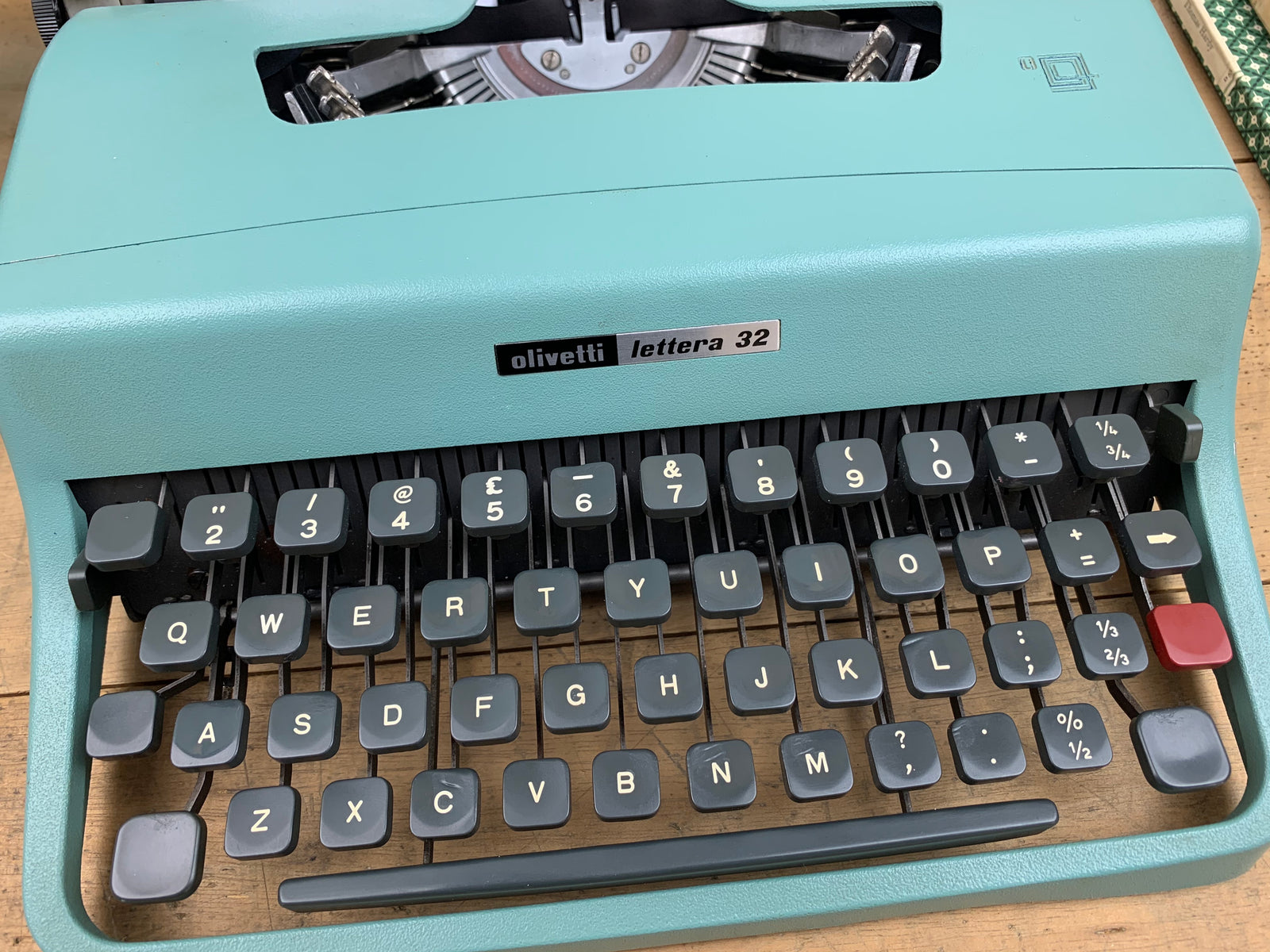 オリベッティ レッテラ32 oliveti lettera32 OLIVETTI Lettera 32 タイプライター – zakka store towi