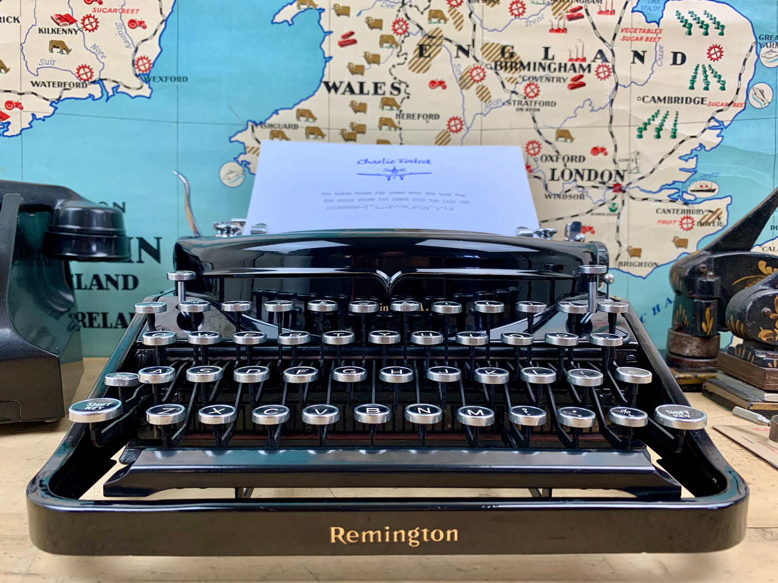 Remington Noiseless Portable タイプライター 1936 Remington Noiseless Portable on the Typewriter Database